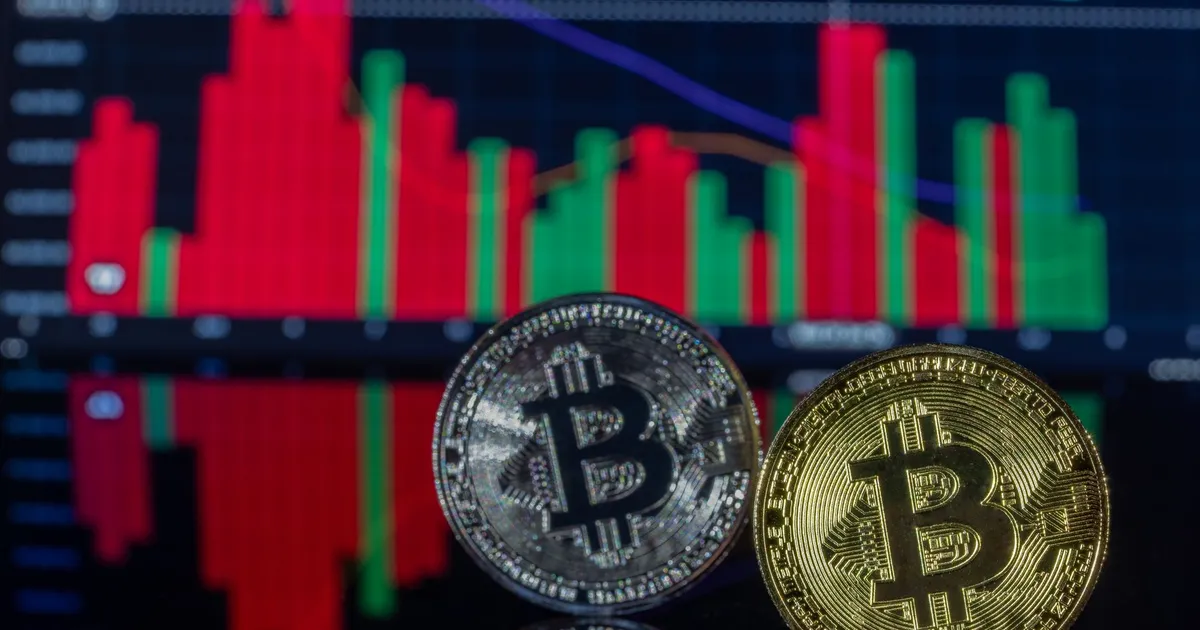 Bitcoin em gráfico de Wall Street reflete instabilidade EUA e mercados globais.
