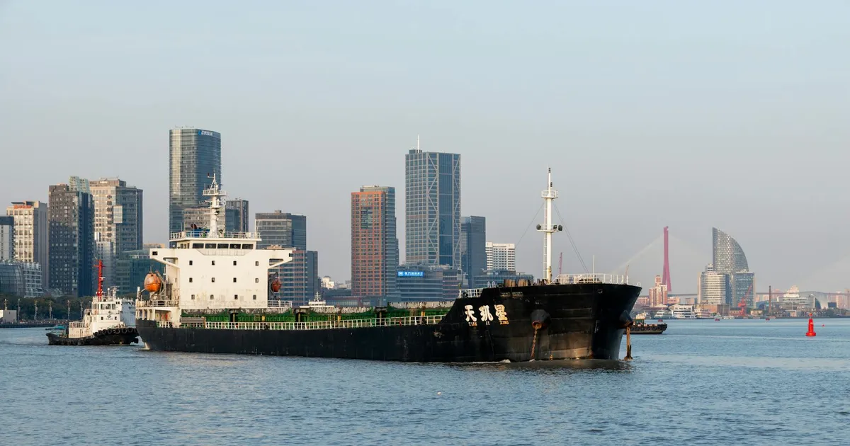 Cenário otimista: Xangai ao fundo reflete dados positivos da China impulsionando mercados globais e Ibovespa.