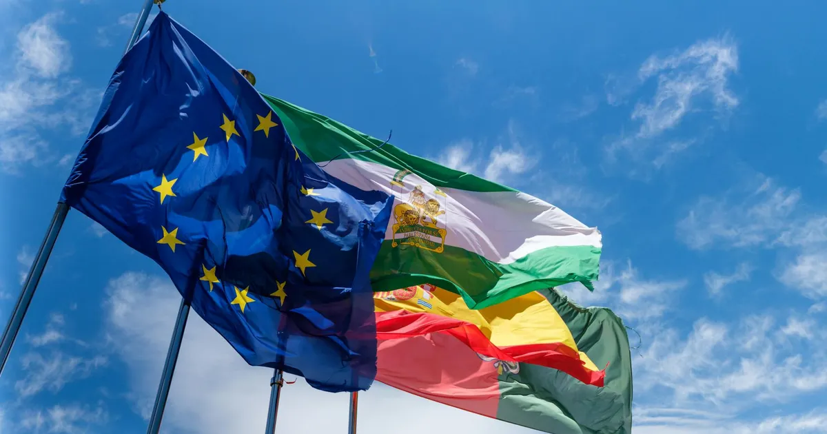 Bandeiras da União Europeia, símbolo da busca por destravar o acordo comercial Mercosul-UE entre Brasil e Portugal.