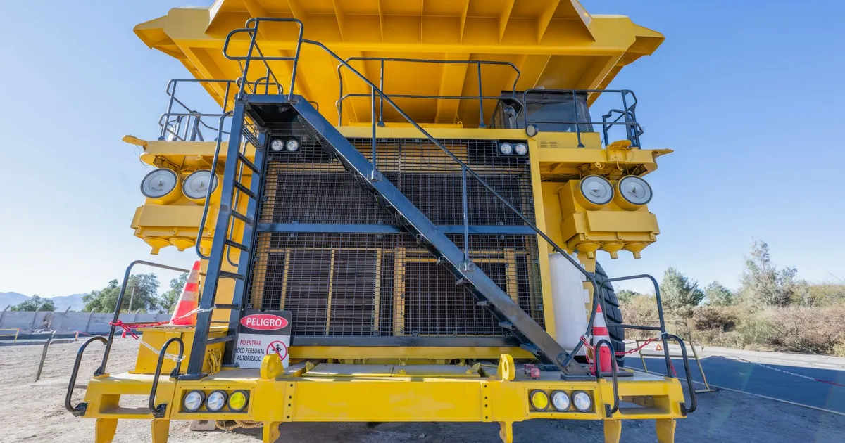 Caminhão amarelo em mina Chile: Petrobras/BNDES em minerais críticos brasileiros.