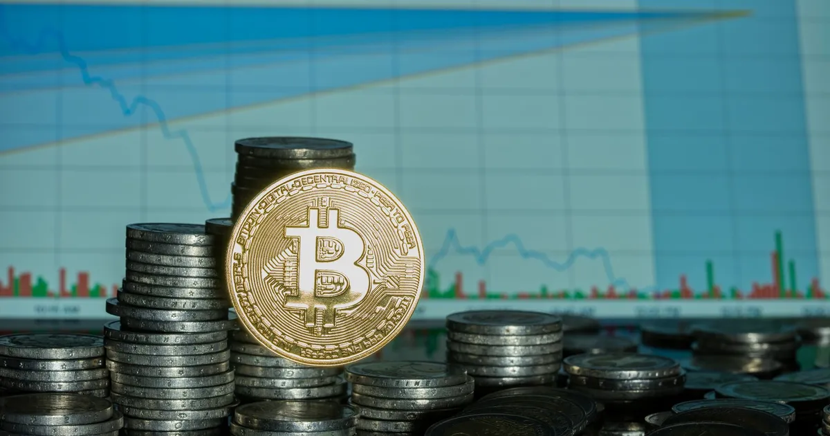 Moedas com Bitcoin em gráfico de mercado financeiro, economia brasileira e BRB em contexto de reforma tributária.