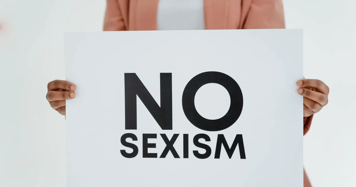 Misoginia é crime: Mulher protesta contra sexismo. Violência de gênero equiparada ao racismo no Senado.