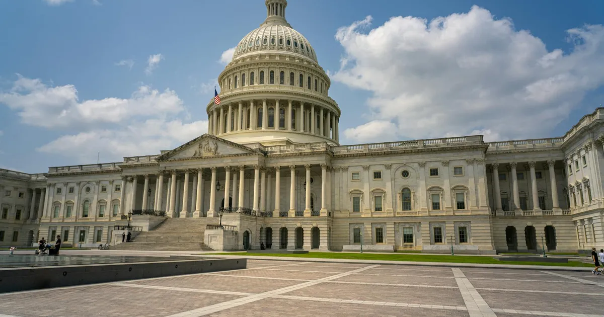 Fachada do Capitólio dos EUA. Decisão do STF sobre Eduardo Bolsonaro impacta regulação de apps no governo Lula.