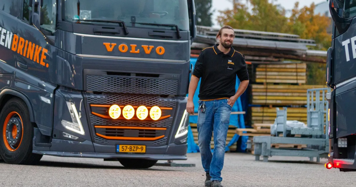 Caminhoneiro perto de Volvo, simbolizando a ameaça de greve após expirar a MP do Frete.
