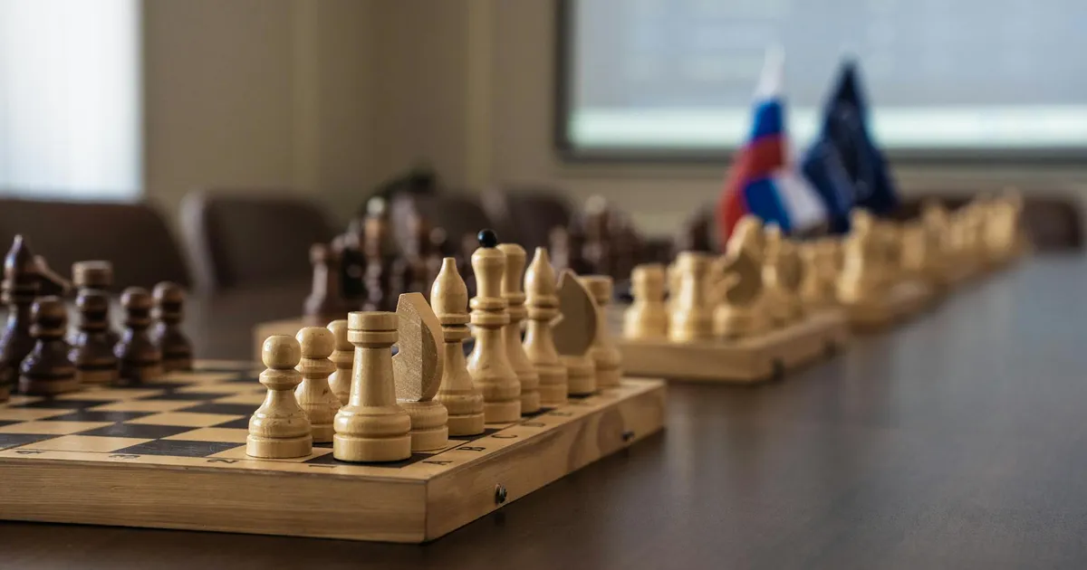 Lula: estratégia eleitoral 2026? Tabuleiro de xadrez simboliza remanejamento ministerial.