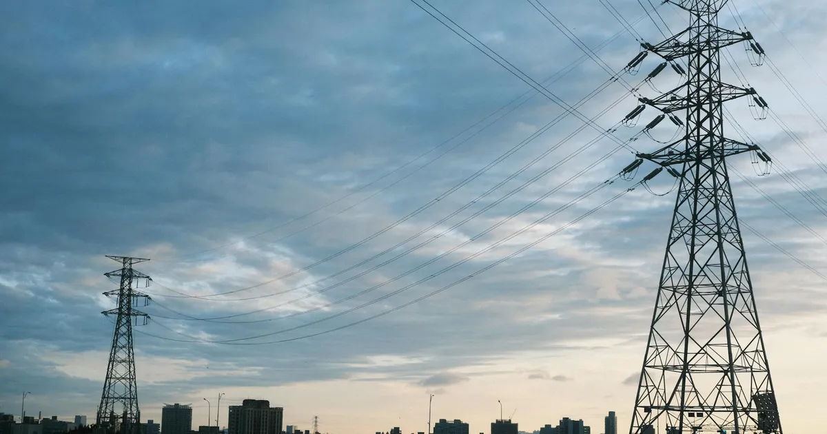 Neoenergia: torres de transmissão e energia ilustram OPA da Iberdrola e futuro na B3 para investidores.