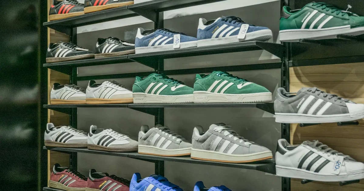 Ações Nike em queda? Prateleira com tênis Nike nos EUA.