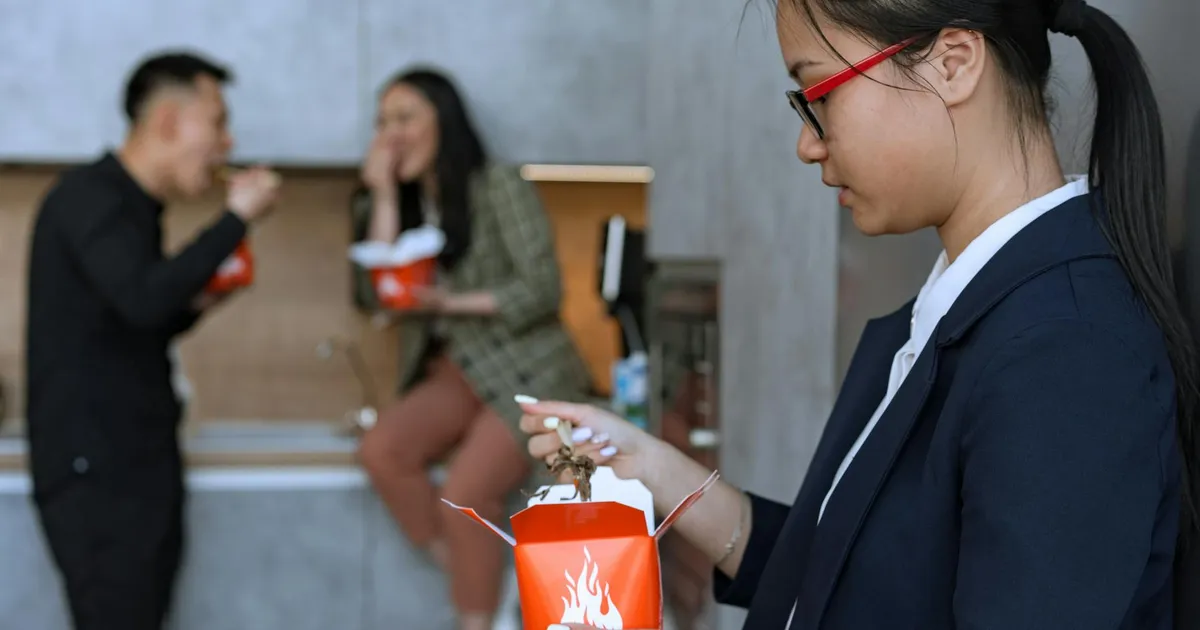 Almoço no trabalho: colegas asiáticos comem vale-alimentação. Novas regras de benefícios no artigo.