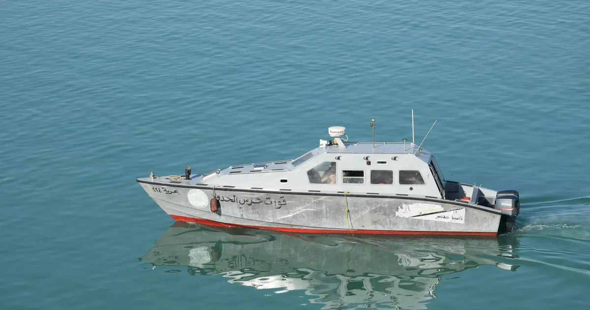 Tensão no Estreito de Ormuz: Patrulha naval no mar. Crise Irã impacta preço do petróleo e economia.