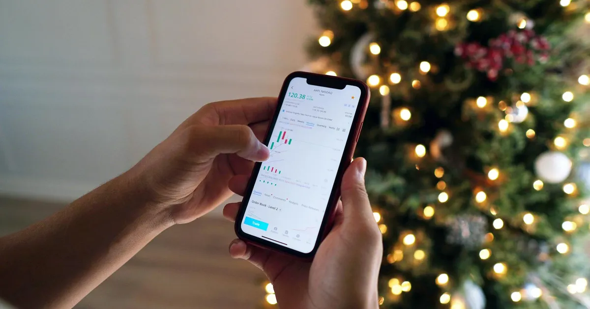 Investindo em Nubank (ROXO34)? Tela de ações no celular com árvore de Natal ao fundo.