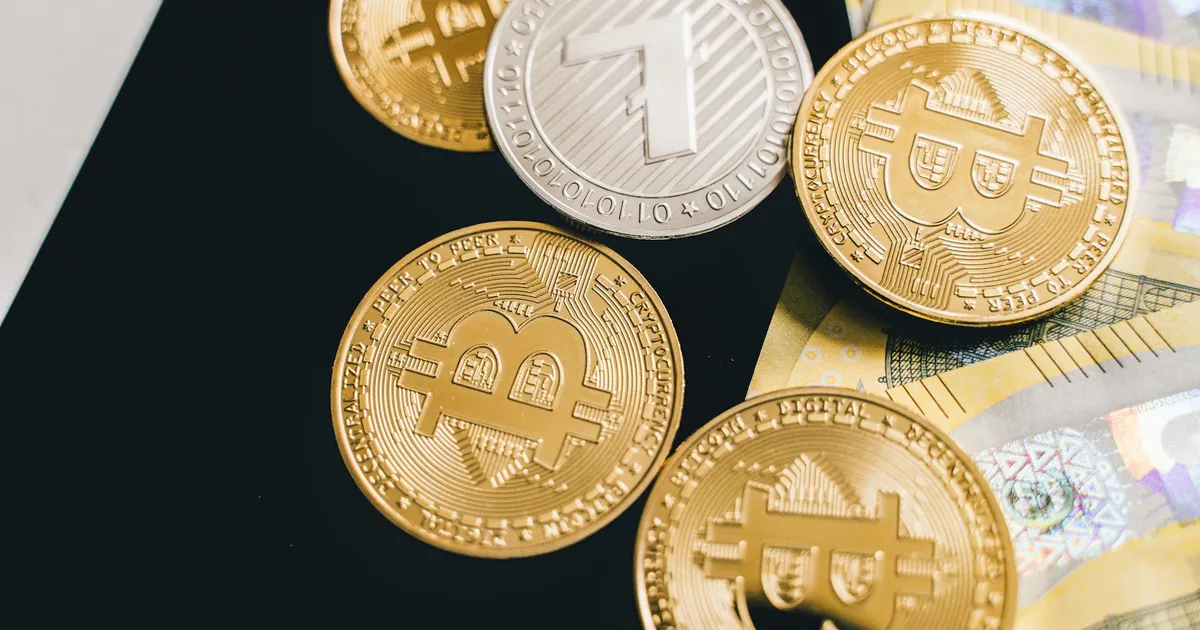 Bitcoin e moedas cripto sobre notas de euro: investimentos em Bitcoin, ouro e Nvidia em tempos de turbulência.