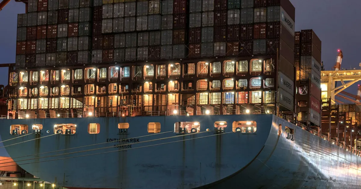 Navio cargueiro Edith Maersk no porto de Hamburgo, símbolo do comércio global e exportações chinesas em 2026.