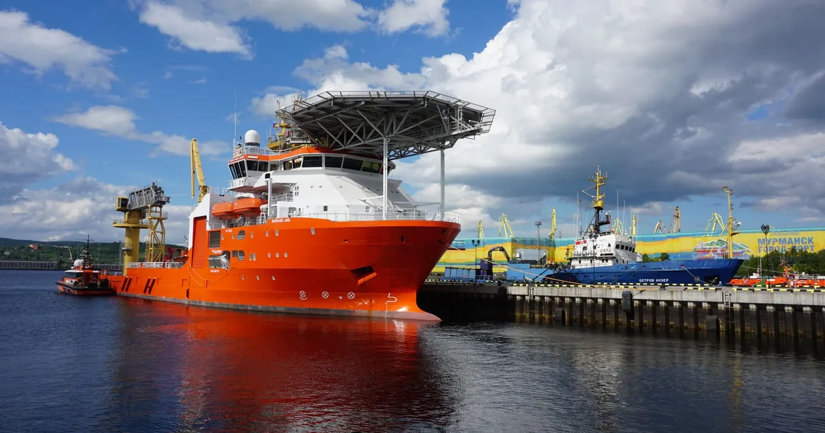 OceanPact: Navios no porto, simbolizando atuação em Petróleo e Gás, com análise BTG.