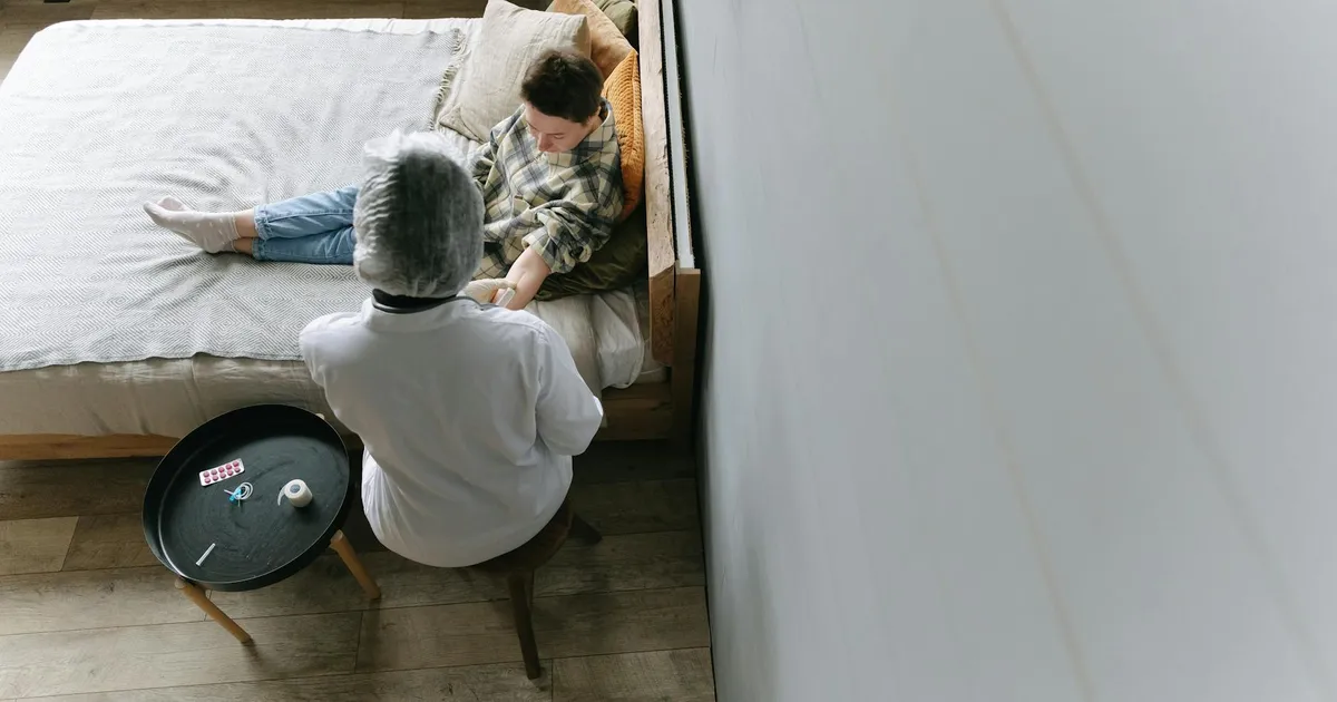 Médico da Oncoclínicas atendendo paciente. Impacto da parceria Oncoclínicas e Porto Seguro. IR 2026.