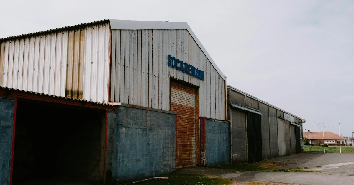 Recuperação judicial: Galpão industrial deteriorado simboliza crise e falência de empresas. Economia em risco.