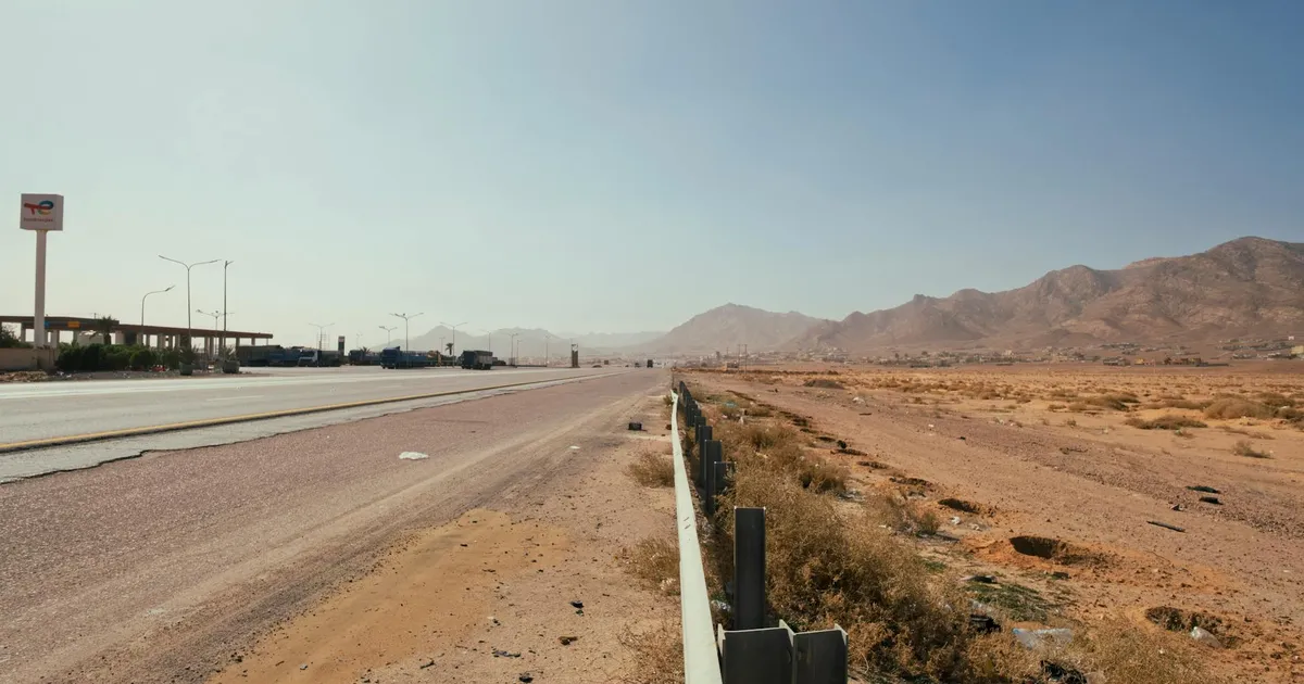 Rodovia no deserto de Aqaba, Jordânia, ilustrando o Oriente Médio, petróleo e as tensões geopolíticas que afetam mercados.