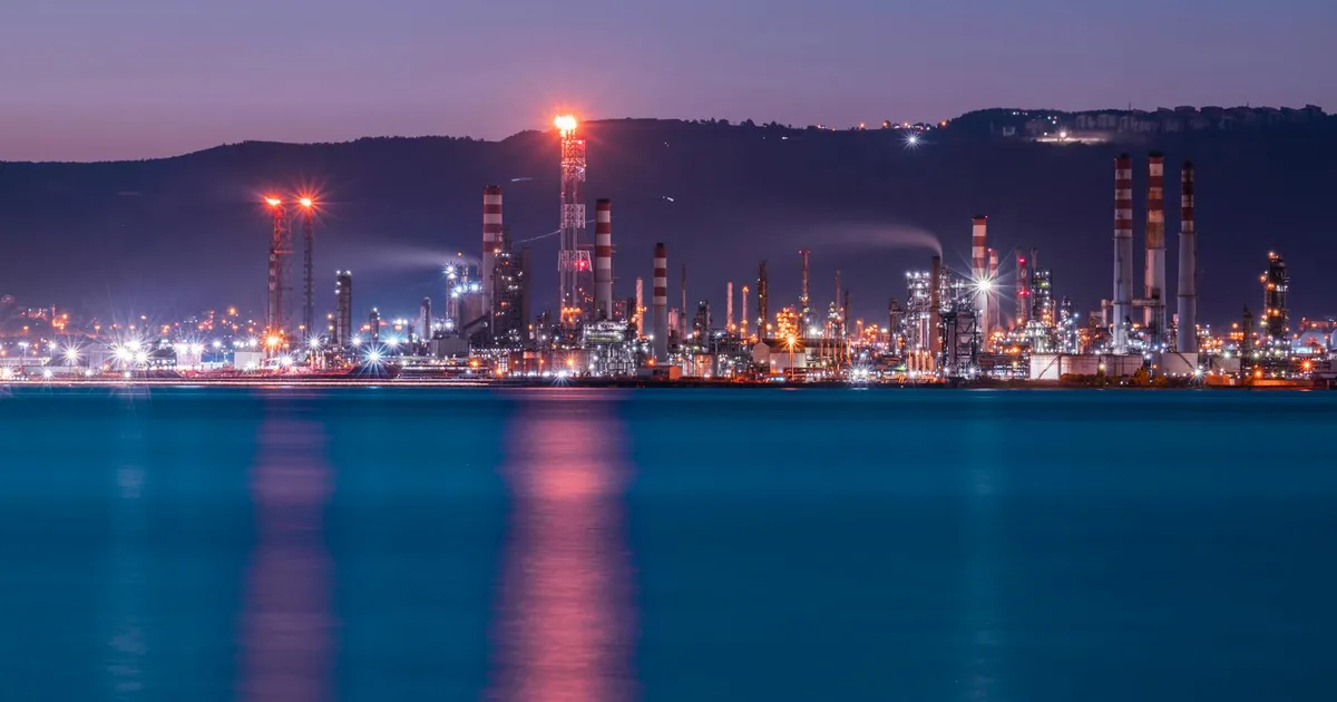 Oriente Médio: Indústria em İzmit reflete tensões geopolíticas no mercado global de petróleo e dólar.