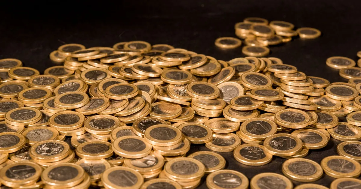 Ouro em alta: Moedas de Euro simbolizam riqueza e finanças, conectando com JCP Bradesco e Suzano.