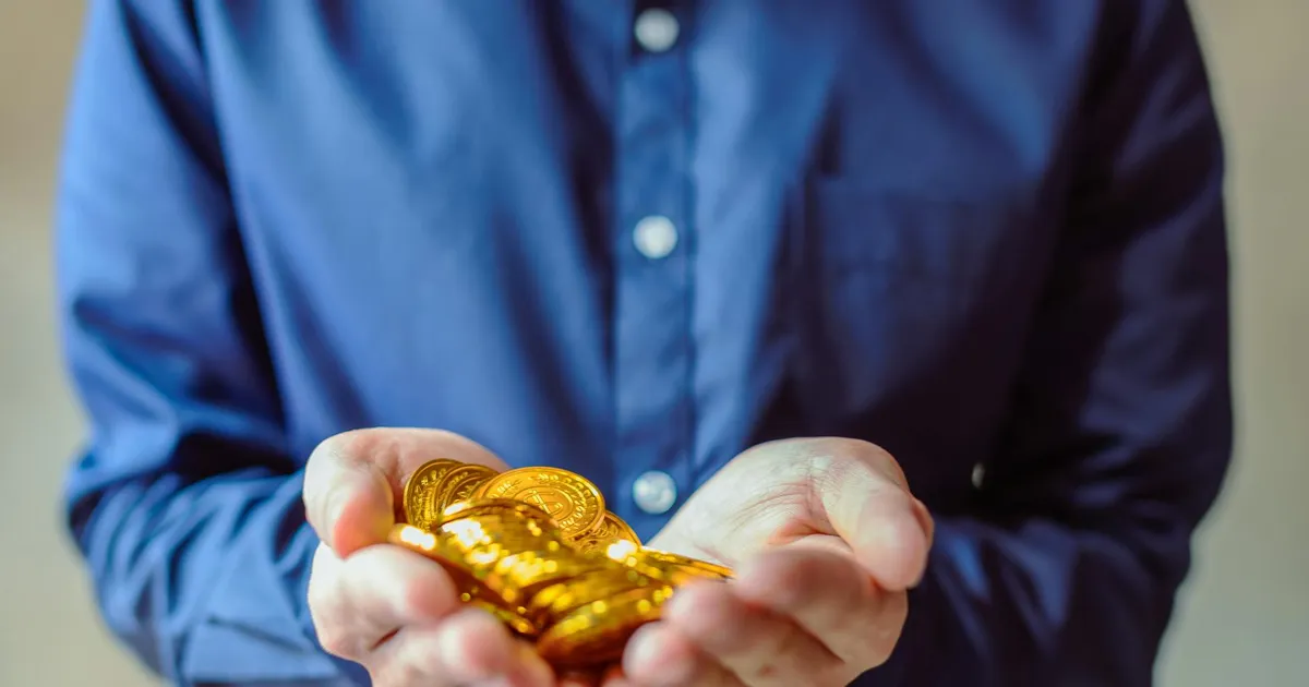Moedas de ouro simbolizam riqueza e reservas de ouro brasileiras, destacando o país na acumulação de metal.