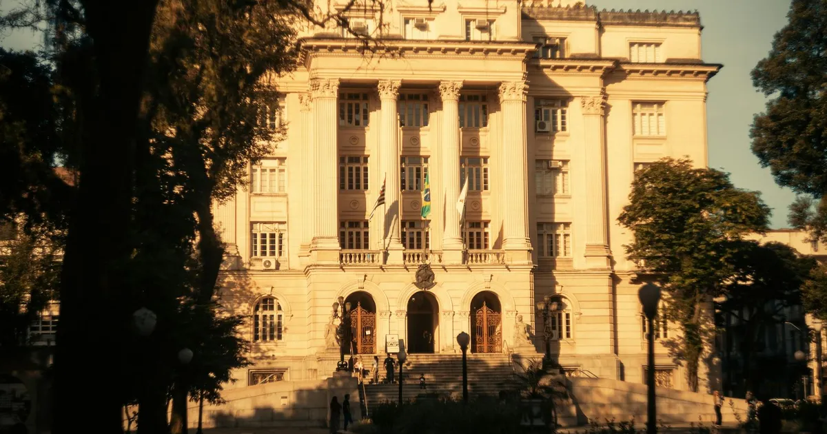 Fachada histórica em Minas: palanque para Lula e apoio de Pacheco (PSB) nas eleições 2026?