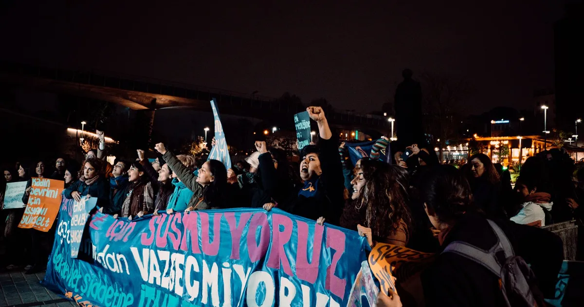 Manifestantes em ato noturno, simbolizando desafios regionais e eleitorais em 2026.