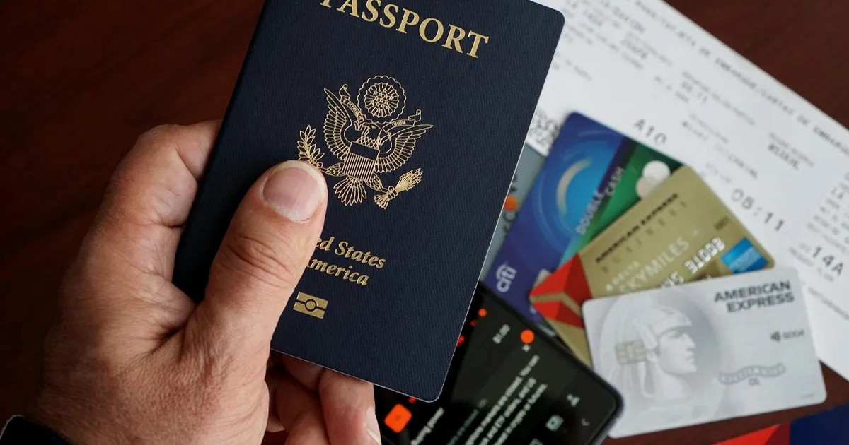 Cartões de crédito, passaporte e passagens, mostrando o custo de passagens aéreas e transporte aéreo.