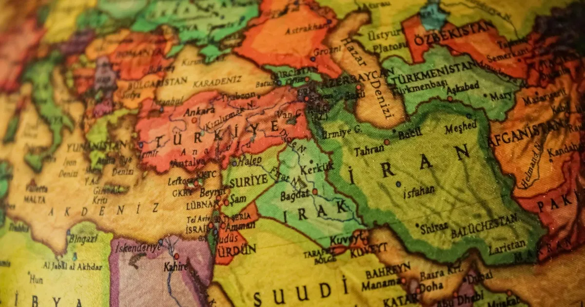 Mapa colorido do Oriente Médio ilustra artigo sobre impacto econômico da guerra e cessar-fogo, incluindo preço do petróleo...