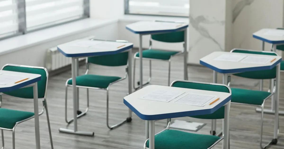 Sala de aula vazia: MEC suspende Pé-de-Meia para alunos fantasmas. Educação e Bolsa Família em foco.