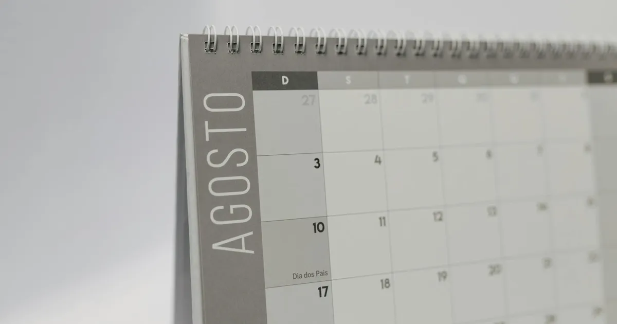 Calendário de mesa para agosto, refletindo a nova jornada de trabalho proposta pela PEC 6x1 na Câmara.