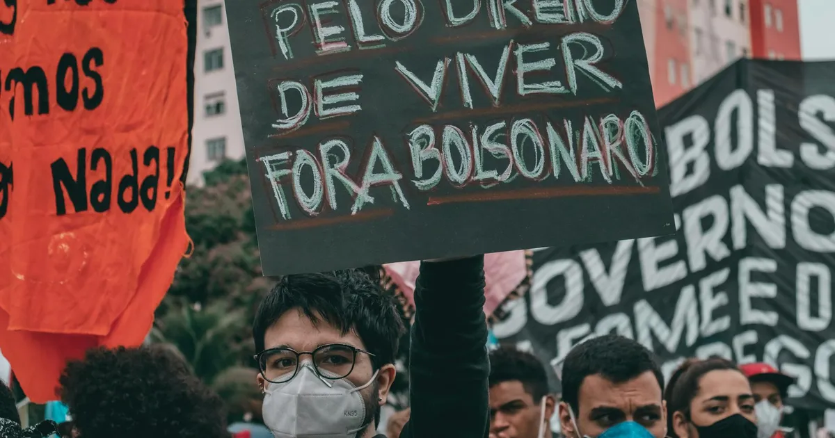 Manifestantes no Rio de Janeiro pela PEC da Anistia; STF e Congresso em fogo cruzado.