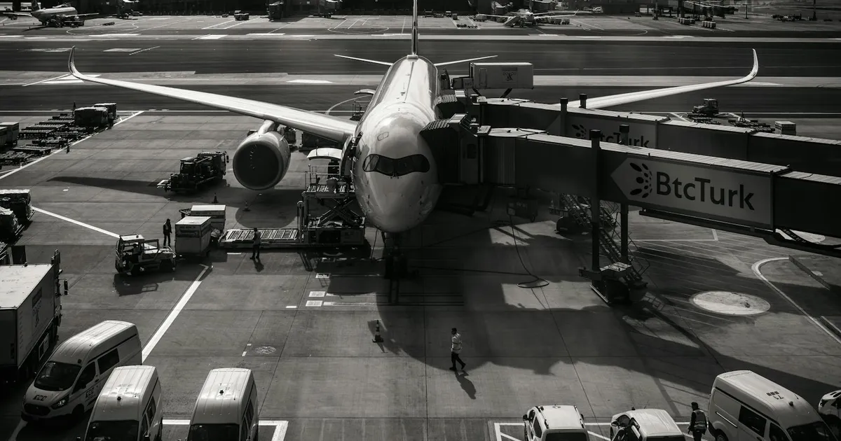 Avião no portão de embarque: Preço do querosene da Petrobras impacta custos e passagens aéreas.