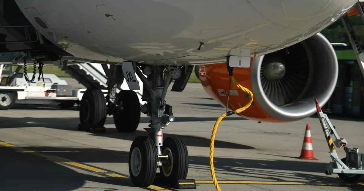 Trem de pouso e motor de avião: Gol e Azul afetadas pelo aumento da Petrobras no combustível aéreo.