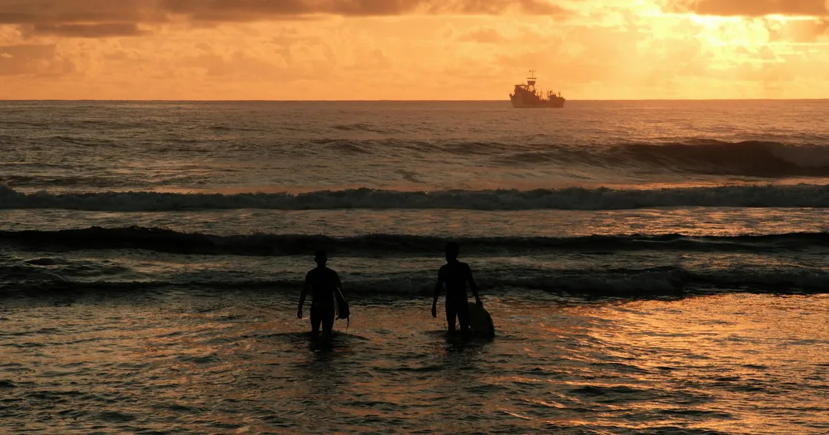 Petróleo da Petrobras e câmbio: Silhuetas no mar ao pôr do sol no Brasil. Impacto no dólar?