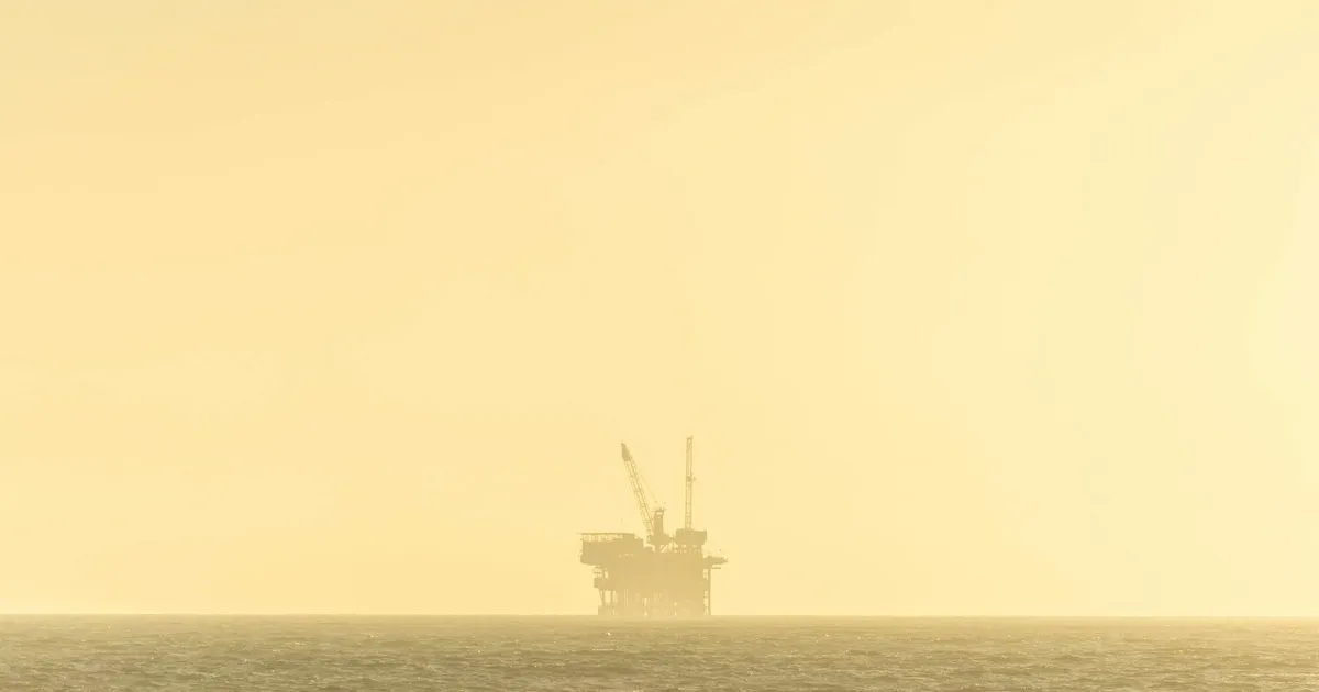 Plataforma de petróleo na Margem Equatorial sob um céu dourado. Exploração da Petrobras e futuro do Ibovespa.