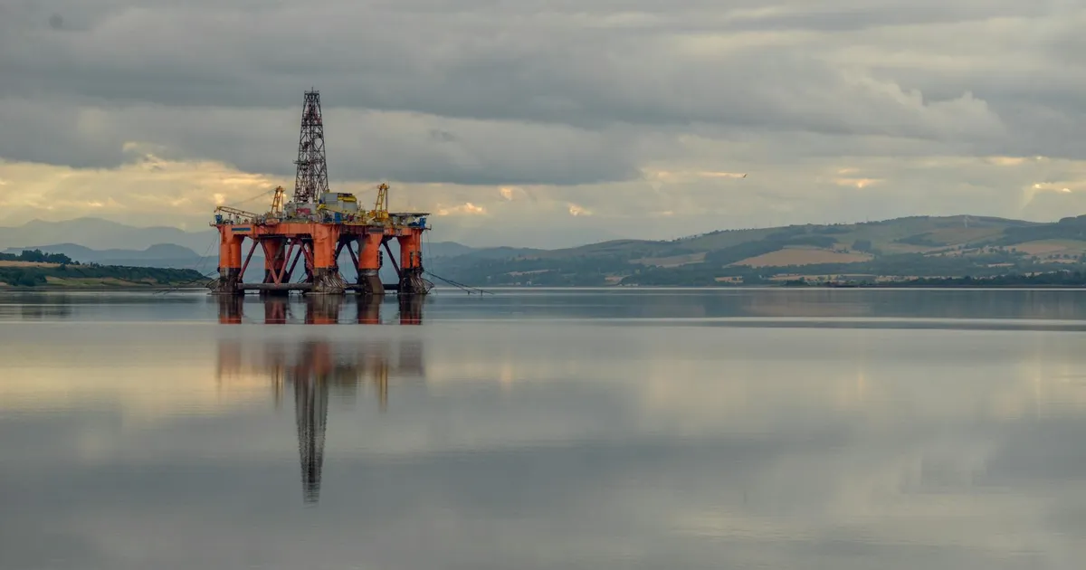 Plataforma de petróleo: alta do petróleo impulsionada por tensões no Irã impacta Petrobras.