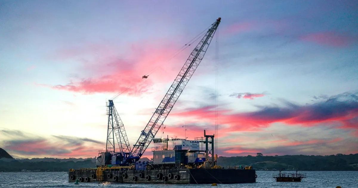 Petrobras: Imagem ilustrativa com guindaste ao pôr do sol, refletindo desafios da política da estatal sob Lula e novo Cons...