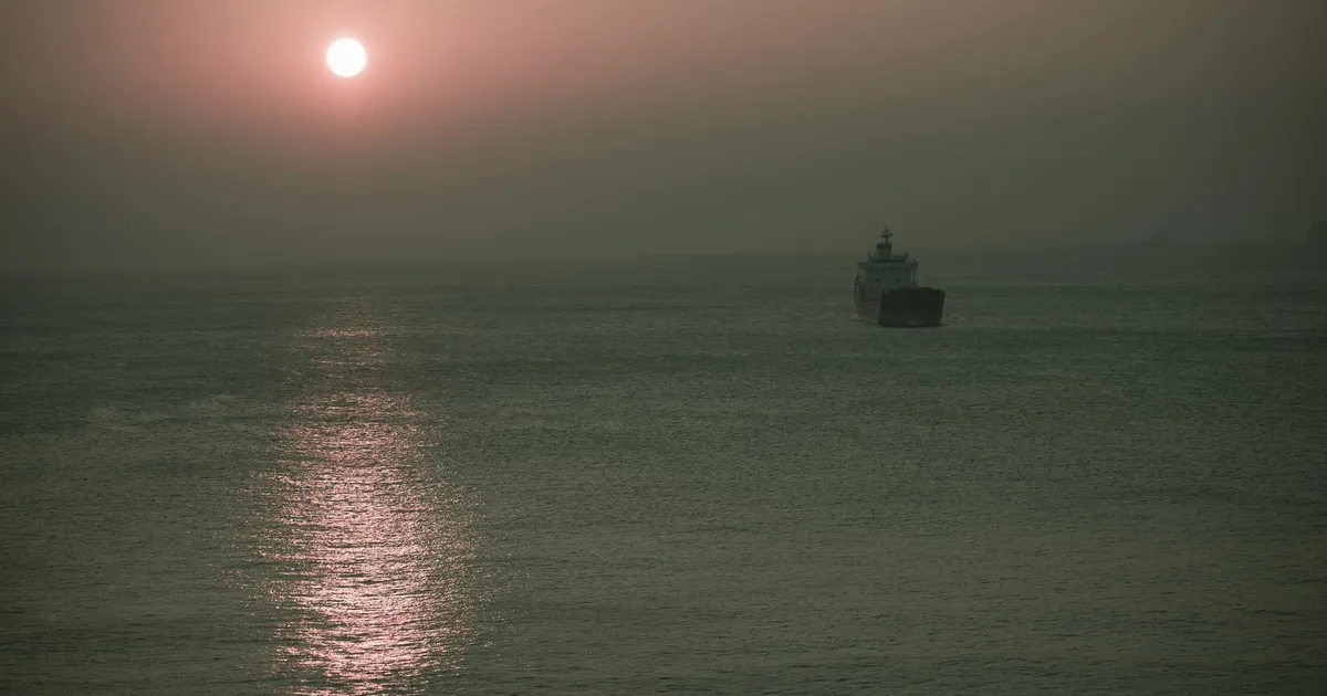 Navio ao horizonte: impacto da guerra e petróleo nos lucros da Petrobras. Cenário Donghae, Coreia do Sul.