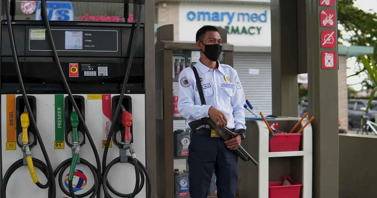 Guarda da Petrobras em posto de gasolina. Preço dos combustíveis e impacto nos investimentos.