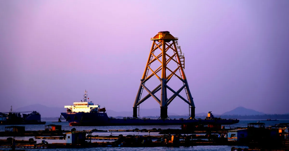 Reflexo do petróleo: pôr do sol no mar, simbolizando o futuro da Petrobras após a queda do petróleo no mercado financeiro.