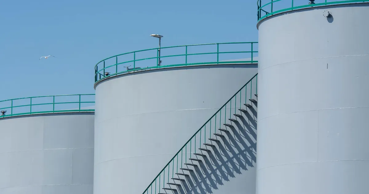 Tanques industriais de petróleo. Simboliza a alta do petróleo e seus reflexos no mercado financeiro e Ibovespa.