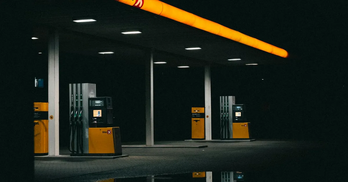 Posto de gasolina vazio à noite. Impacto do preço do petróleo nos combustíveis e na conta de luz.
