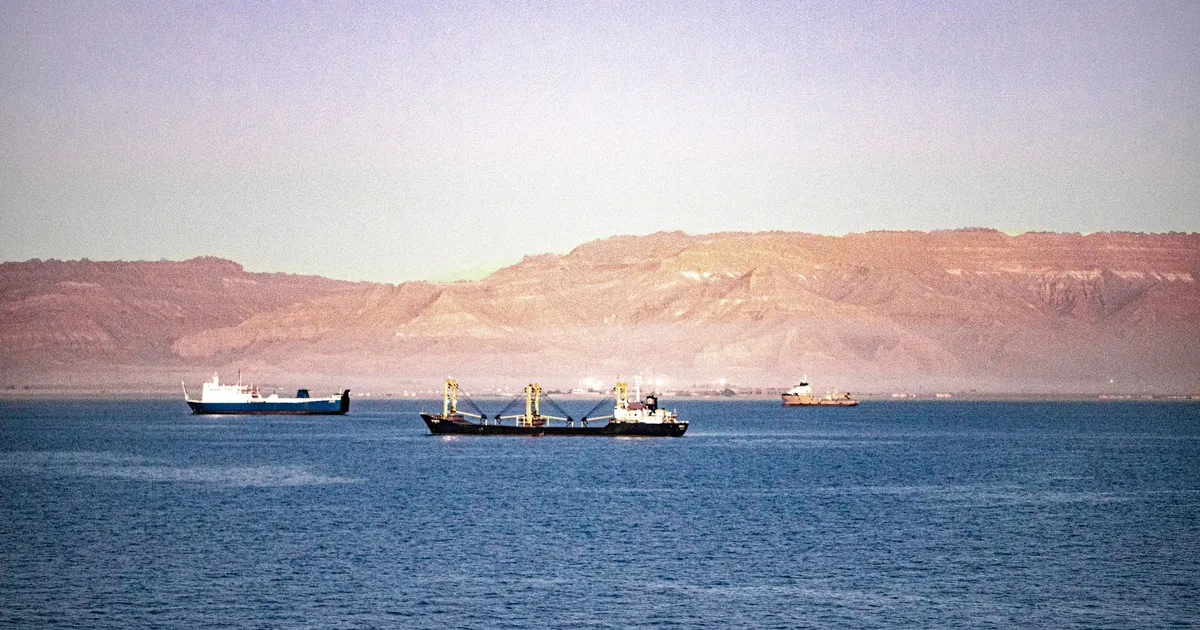 Navios no Canal de Suez: tensão Irã-Israel impulsiona petróleo no Oriente Médio.