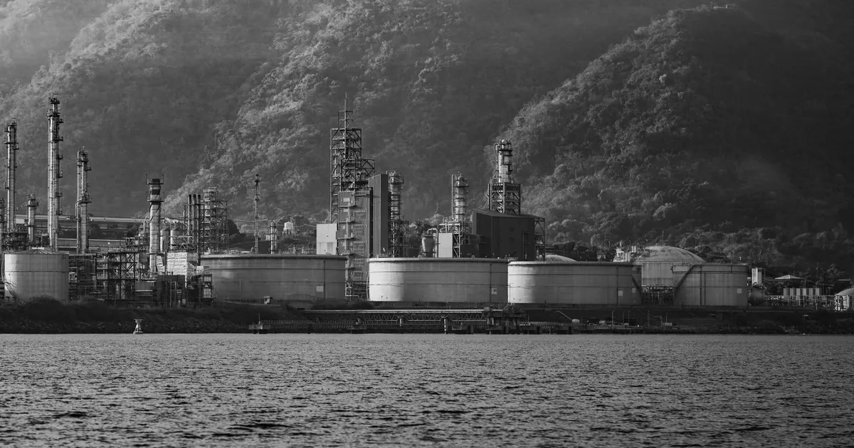 Instalação de petróleo industrial no Oriente Médio, refletindo tensões geopolíticas e mercado financeiro.