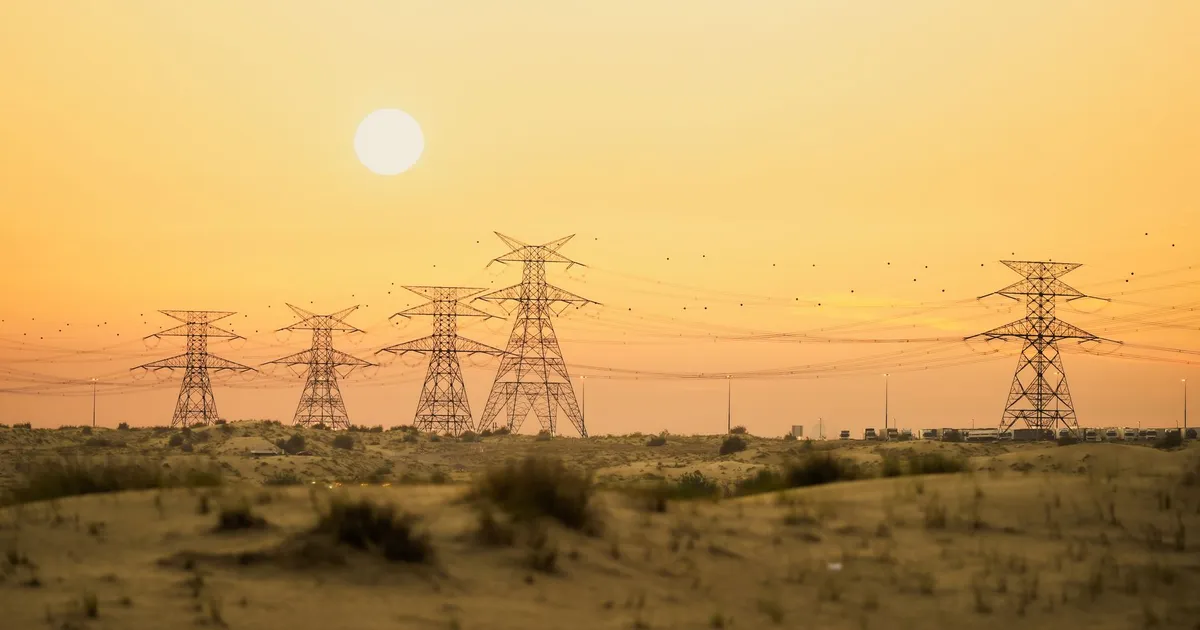 Torres de alta tensão no deserto de Dubai: petróleo e geopolítica impactam Ibovespa e dólar.
