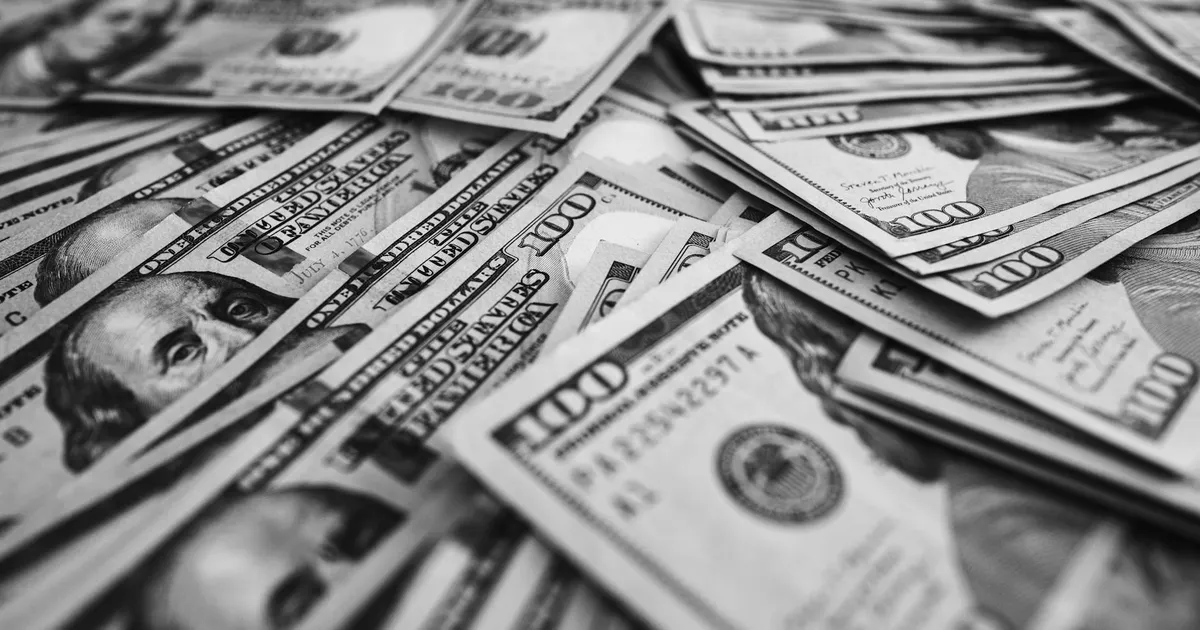 Petróleo em alta impulsiona dólar; minério de ferro recua com estoques na China