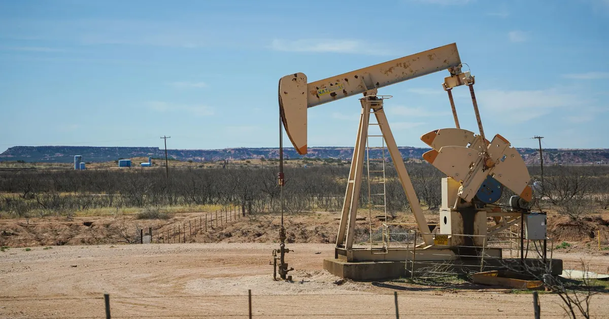 Petróleo fecha em baixa, mas fecha janeiro com alta de 13%