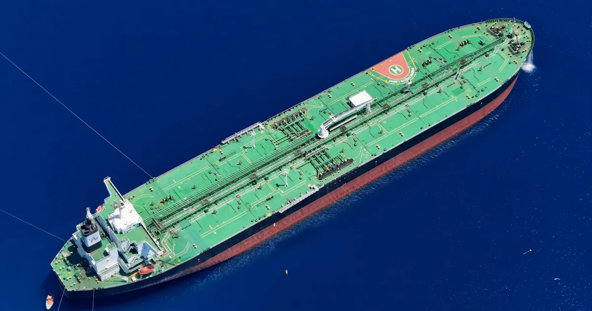 Petróleo balança: Irã e EUA negociam, mas tensão segue no ar