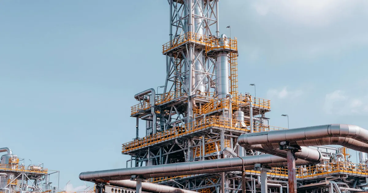 Petróleo: Tensão no Irã Turbina Alta Mensal, Mas Semana Tem Ajuste