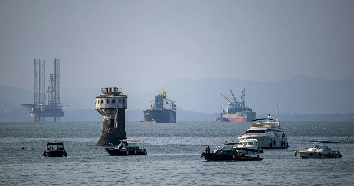 Navios e plataforma de petróleo em Mumbai. Impacto do petróleo na Brava Energia e Sabesp, refletindo no Ibovespa.
