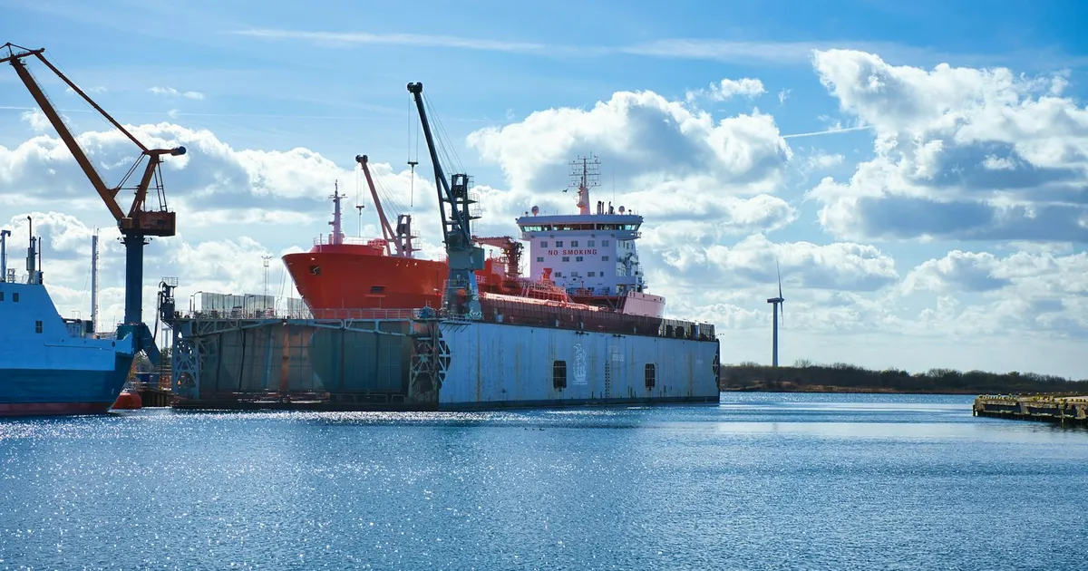 Exportação de petróleo impulsiona balança comercial. Navio petroleiro em porto industrial. Dólar em foco.